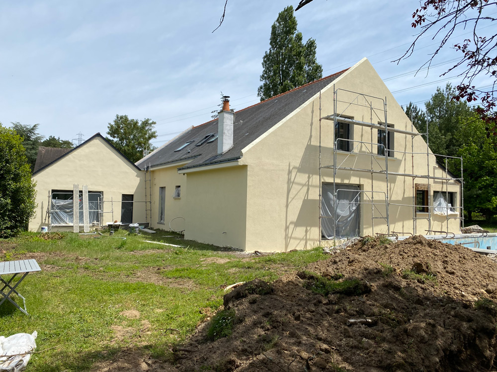 Rénovation de façade en cours sur une maison