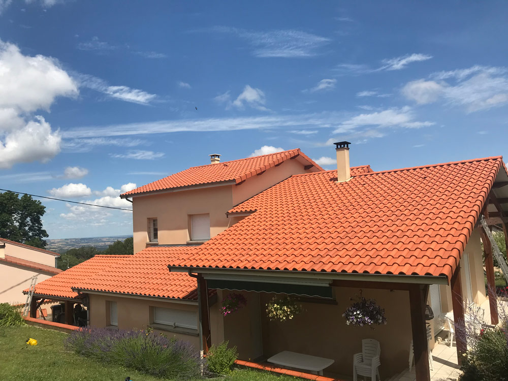 Toiture en tuiles rénovée par Rénov Innov sur une maison régionale